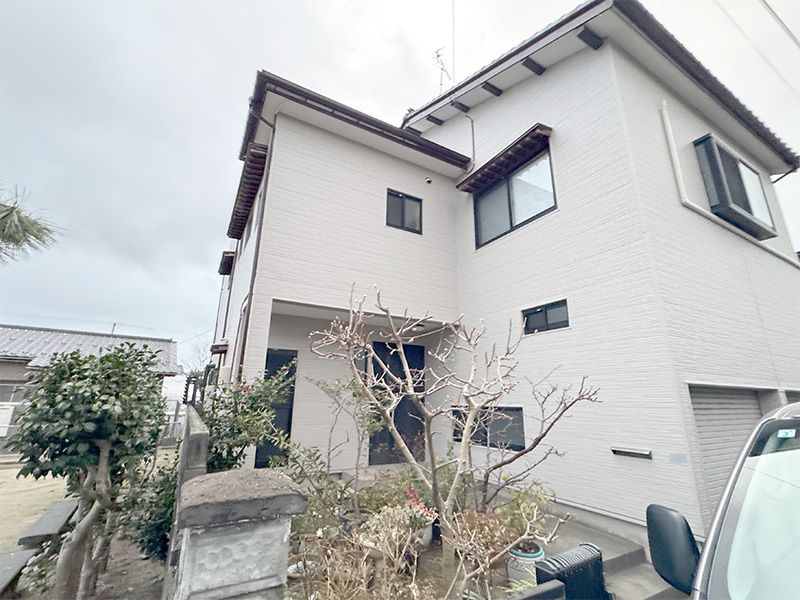 新潟市東区 S様邸 金属サイディング施工事例 - 3階建て住宅 ホワイト系横張りサイディング