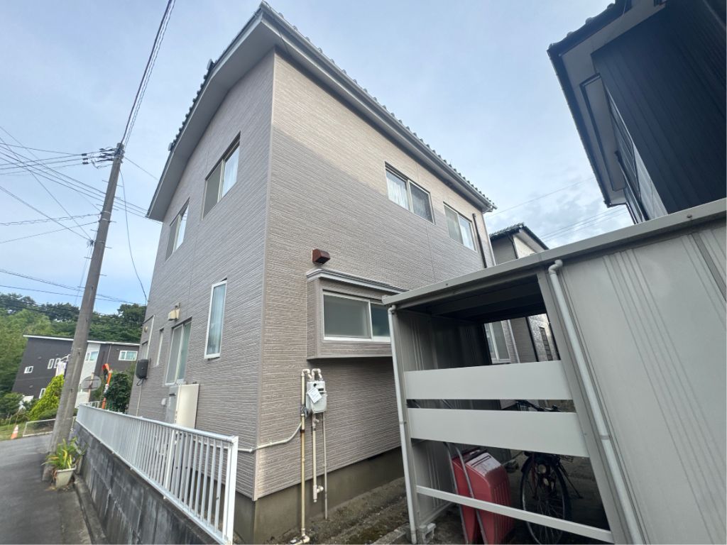 新潟市での施工事例 - ベージュ系金属サイディング完成写真