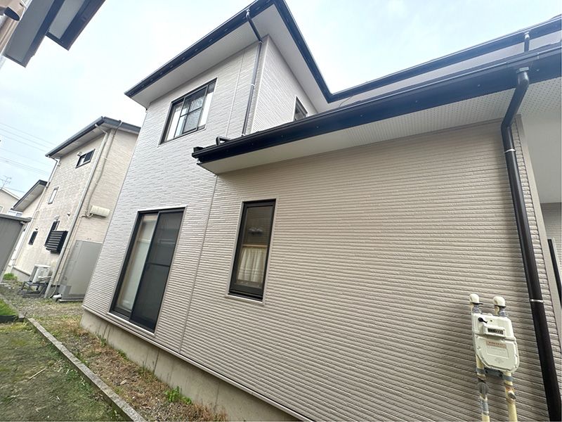 新潟市秋葉区 U様邸 金属サイディング施工事例 - ホワイト系横張りサイディング