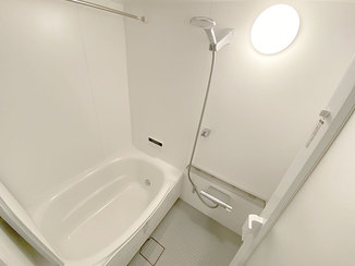 バスルームリフォーム 白で統一された明るい浴室とトイレ