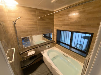 バスルームリフォーム 全面デザインパネルのかっこいい浴室