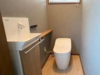 トイレリフォーム 手洗器も新しく設置した、広く快適なレストルーム