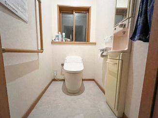 トイレリフォーム 室内が広く見えるタンクレス風のトイレ
