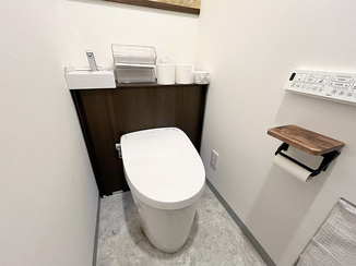トイレリフォーム 出入りもスムーズになった収納充実のレストルーム
