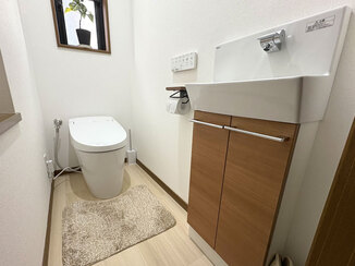 トイレリフォーム タンクレストイレで広々感じる、かわいらしい雰囲気のレストルーム