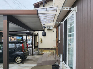 エクステリアリフォーム 雨に当たらず移動ができるテラス屋根